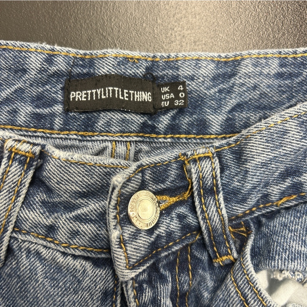 PrettyLittleThing Light Blue Relaxed Jeans - Picture 2 of 3